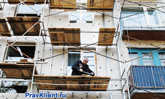 Рабочий на строительных лесах