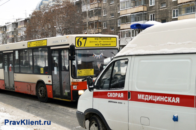 Машина скорой помощи едет на вызов