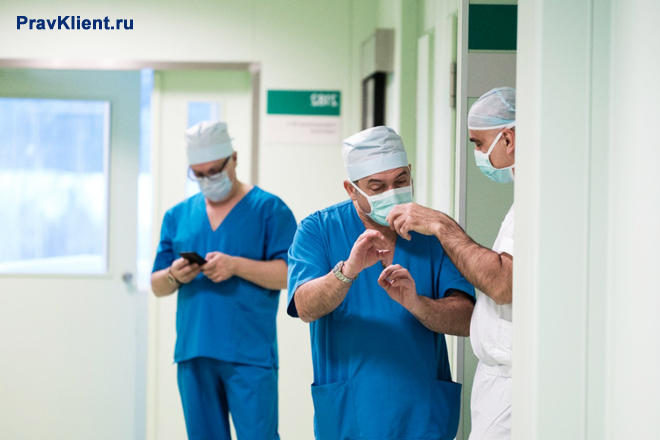 Врачи собираются на операцию