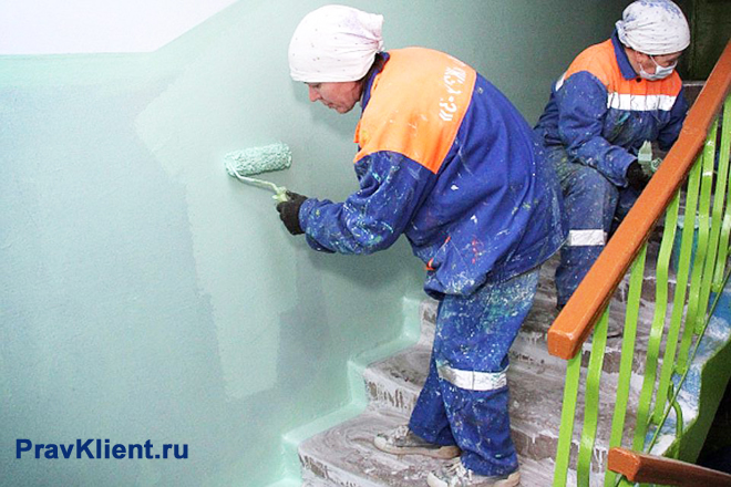 Женщины красят стены в подъезде