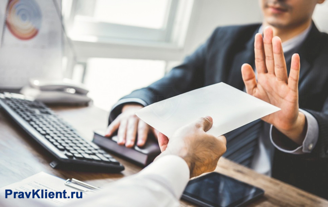 Мужчина отказывается брать договор