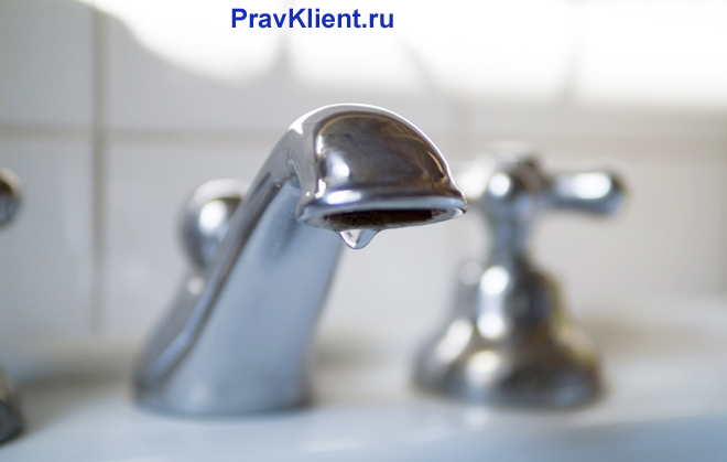 Из крана капает вода