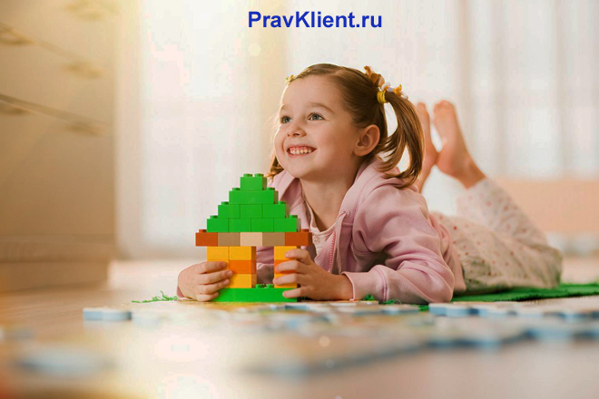 Девочка с игрушечным домиком