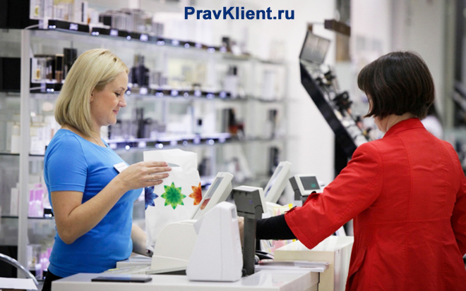 Продавец проводит покупку на кассе