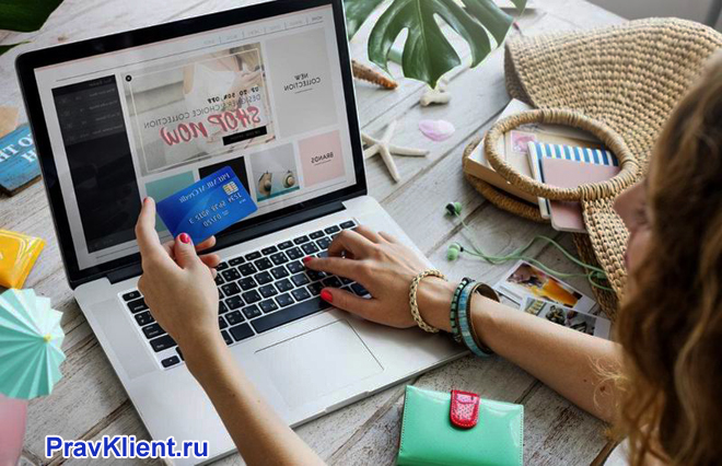 Передача картонной коробки из рук в руки