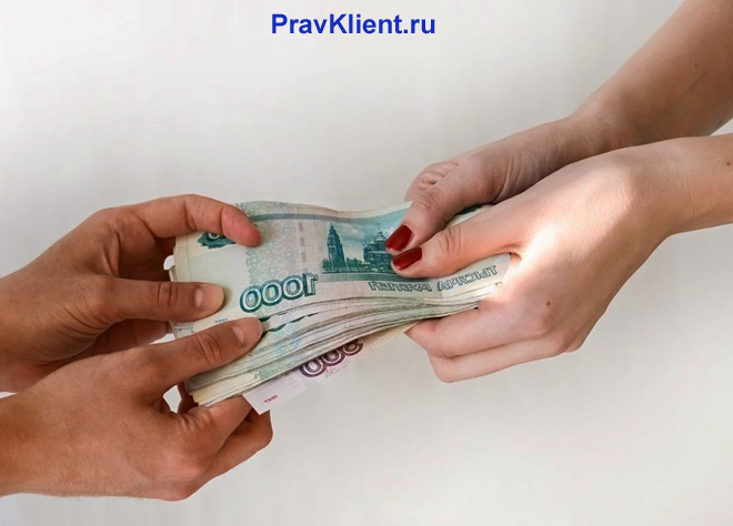 Девушка и мужчина вместе держат пачку денежных купюр