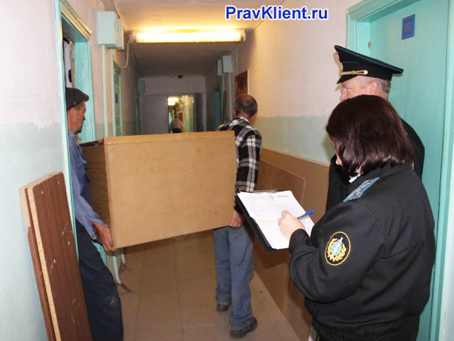 Выселение из квартиры под присмотром полициии