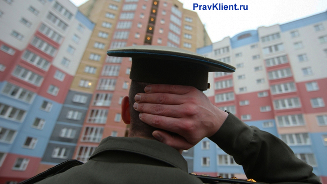 Военнослужащий смотрит на новый дом