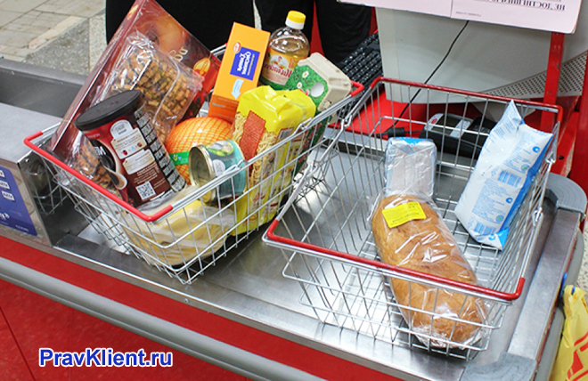 Корзины с продуктами на кассе