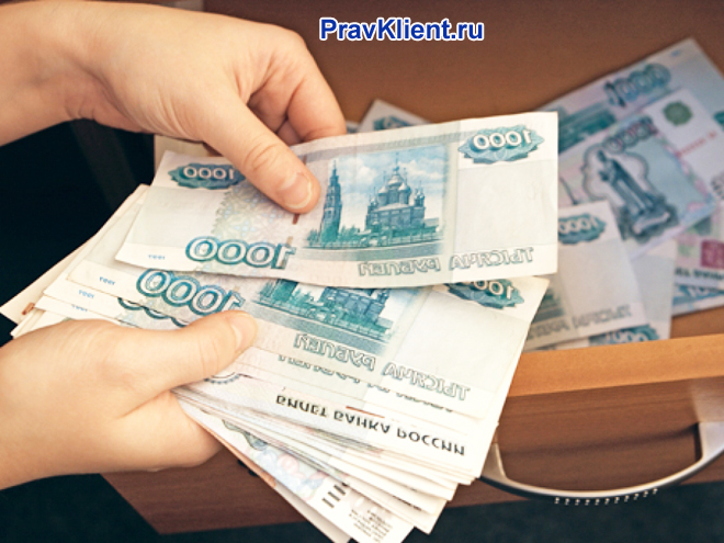 Девушка пересчитывает и убирает деньги в шкаф