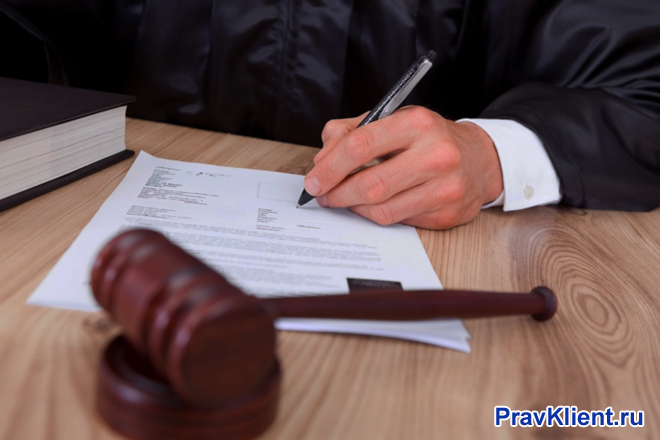 Судья пишет на листке бумаги